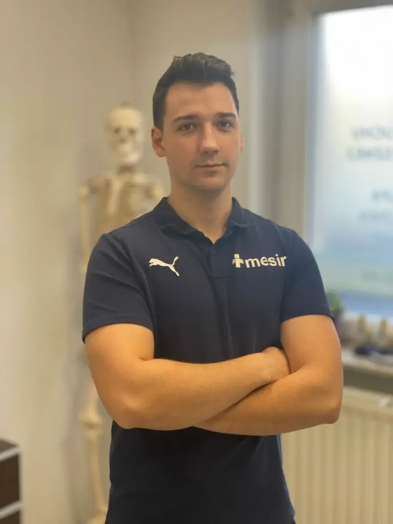 Fizjoterapeuta podczas pracy z kończyną górną pacjenta